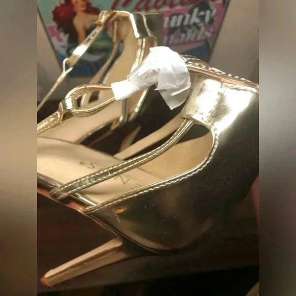 Gold Heels size 8.5 - Picture 9 of 9